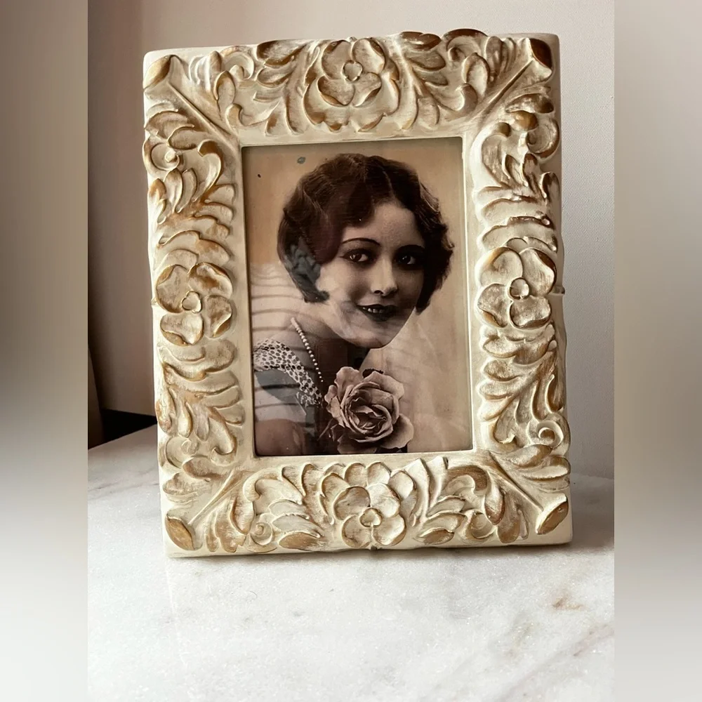 Ornate Cream and Gold Photo Frame for 5”x7” photo